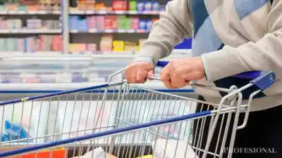 El consumo masivo en Argentina muestra un leve repunte pero se desplaza hacia los comercios de cercanía