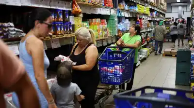 Se derrumbó el consumo masivo en marzo: los números que alarman al comercio