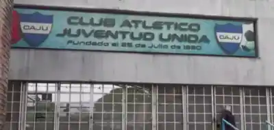 Partido de básquet infantil terminó en pánico: un efectivo policial mostró un arma y ya fue separado