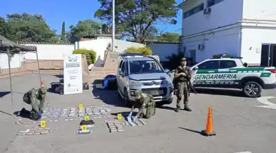 Ocultaron cocaína en los paneles de su auto y lo que encontró la policía los dejó sin palabras