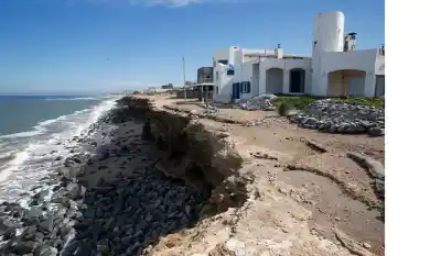 El mar se traga la costa: el alarmante avance que amenaza a un paraíso turístico