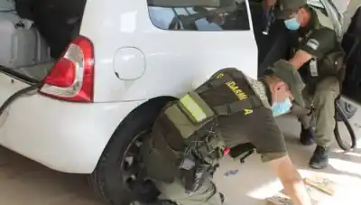 Viajaban de Salta a Santiago del Estero y el can antinarcóticos detectó algo en el capot