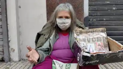 Viaja 23 kilómetros cada mañana para pedir ayuda y lo que necesita es desgarrador