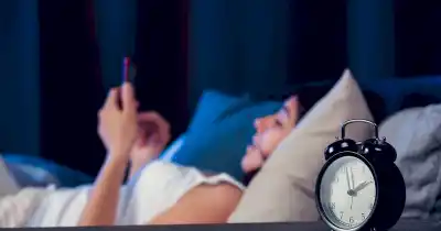 La hiperconexión nocturna: cómo las pantallas afectan el sueño y las herramientas para combatirlo