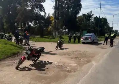 Impacto entre dos motos en Los Gutiérrez: una nena de 5 años y una mujer terminaron internadas