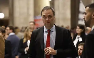 Adorni se presenta en Diputados con Milei en el palco y más de 2000 preguntas sobre la mesa