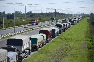 Más de 5.500 camiones atascados: el insólito embudo que paraliza los accesos a los puertos