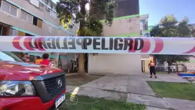 Se derrumbó parte del techo de un edificio y dos personas quedaron atrapadas en el tercer piso