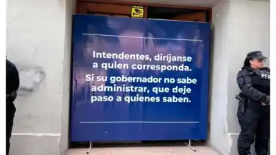 Intendentes bonaerenses fueron a reclamar y se toparon con un mensaje inesperado en la puerta