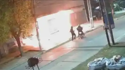 Llegaron en moto y lanzaron bombas molotov contra un colegio: el video que muestra todo