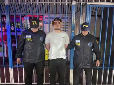 Llegó como turista pero lo buscaban: el líder de una red de fake news que cayó en Lanús