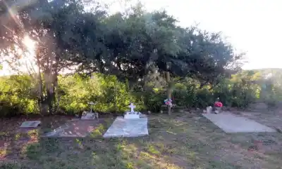 El cementerio de El Chañar Viejo que es un basural y nadie limpia