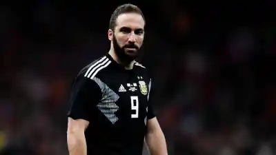 La foto que desconcierta a todos: el insólito cambio de look de un exfutbolista estrella