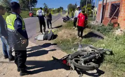 Dos jóvenes en moto protagonizaron un siniestro vial y uno de ellos es policía: el parte médico que alertó a todos