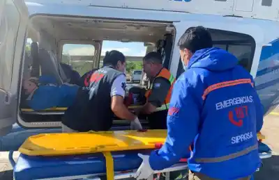 El helicóptero que aterrizó en medio de la montaña para salvar a una directora de escuela