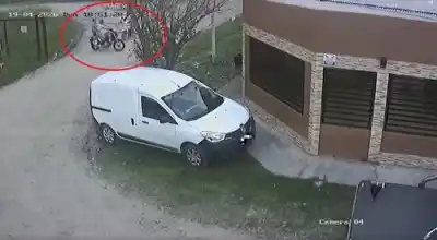 Tres menores fueron asaltados a punta de pistola y lo que pasó después te va a helar la sangre