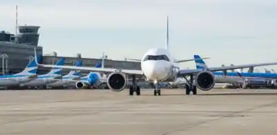 El Gobierno multiplicó por 325 una tasa y los pasajes de avión estallan