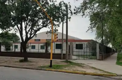Hallaron a una alumna de 14 años descompensada en el baño de su escuela: no lograron salvarla