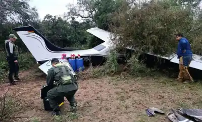 Hallan una avioneta boliviana abandonada rodeada de huellas de camionetas cerca del límite entre Salta y Formosa