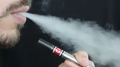 El gobierno eliminó la prohibición de los vapeadores y las críticas no tardaron en llegar