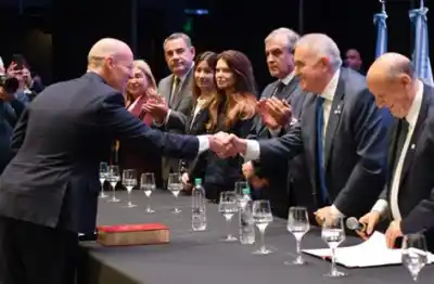 Jaldo presenció el juramento de 10 defensores oficiales: ¿qué pasó en el Teatro Mercedes Sosa?