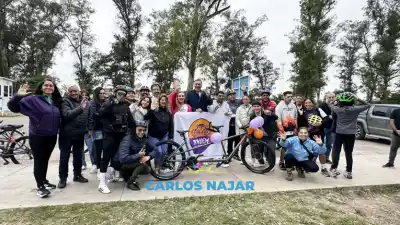 Se vendaron los ojos y subieron a una bicicleta: lo que vivieron después es conmovedor
