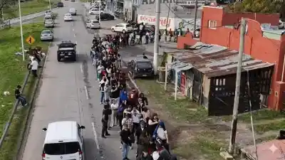 Se formó una fila de más de 10 cuadras: buscaban 60 empleados y se presentaron 3000