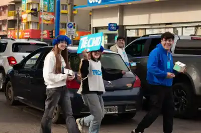 ¿Ves remeras azules y blancas en los semáforos? Esto es lo que está pasando en Tucumán
