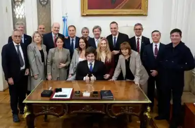 Milei apuntaló a Adorni mientras crecen las sospechas internas: lo que dijo a solas con sus ministros