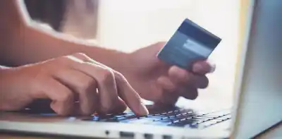 Señal de alivio en los hogares: el crédito al consumo frenó su caída tras cinco meses