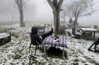 Sentado bajo la nieve: el brindis que sorprendió a todos en Tafí del Valle