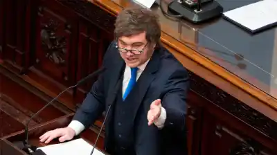 El Gobierno afila las reglas: buscan prohibir el uso partidario de oficinas, teléfonos y autos oficiales