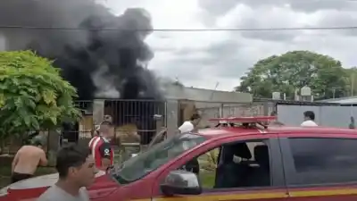 Un voraz incendio arrasó una vivienda en el barrio Los Alamos de Aguilares