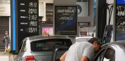 Se termina el congelamiento: YPF define esta semana si aumenta los combustibles