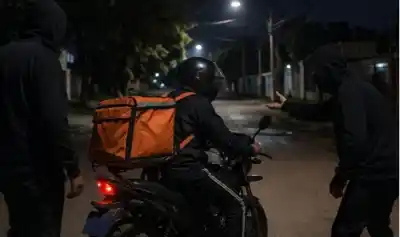Un Uber Moto fue atacado a puñaladas en plena calle y lo que encontraron los vecinos los dejó helados