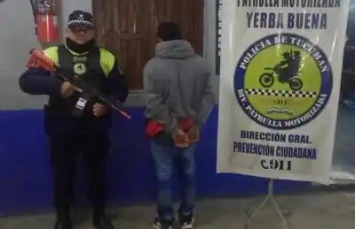 Entró a una agencia de quiniela, amenazó a la empleada con un arma y huyó: lo que no esperaba lo esperaba en la esquina