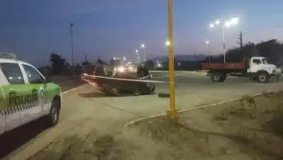 Impactó contra un camión y su auto quedó volcado: el dramático rescate en Aguilares