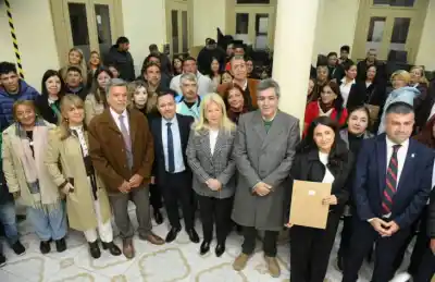 Entregaron personerías jurídicas a organizaciones civiles: el detalle que conmovió a los presentes
