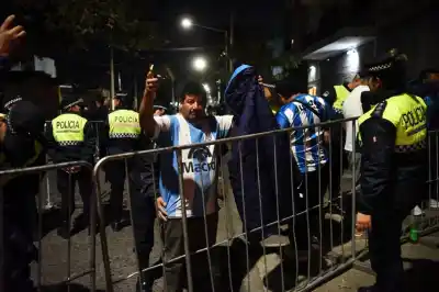 La noche que terminó en corridas y palazos: la versión de los hinchas y la de la policía