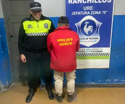 Golpeaba la puerta a patadas mientras ella pedía auxilio a los gritos