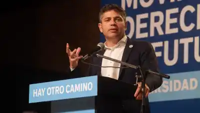Gritos, silbidos y un pedido que incomodó: el acto de Kicillof que se salió de control