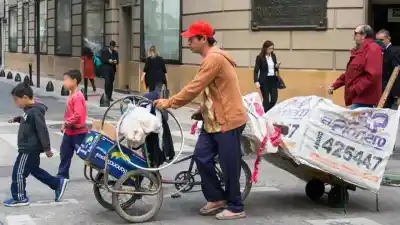 El dinero que necesitó una familia en abril para no caer en la pobreza, según el INDEC