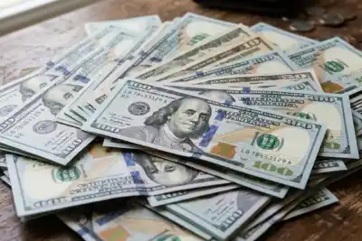El dato que preocupa al Gobierno: la compra de dólares para ahorro se disparó en abril