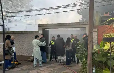 Tres dotaciones de bomberos combatieron un voraz incendio en una vivienda de Yerba Buena
