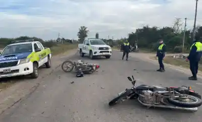 Impacto entre dos motos en Leales: lo que hallaron en el asfalto dejó helados a los peritos
