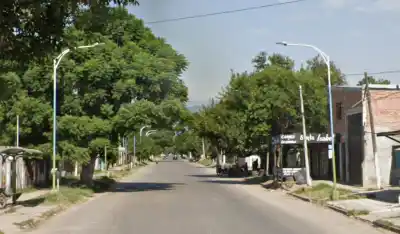 Caos en avenida Francisco de Aguirre: una fuga de agua provoca la caída de un motociclista y enciende las alarmas