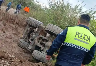 Maquinaria pesada volcó en una zanja y el conductor desapareció: lo buscaban