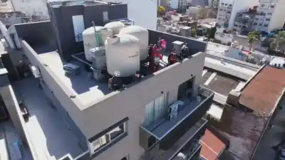 Intentó prender fuego su edificio, pintó una esvástica y destrozó los tableros eléctricos