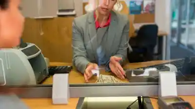 Adiós al tradicional: los bancos pierden 5.000 empleos y cierran 500 sucursales mientras las fintech arrasan