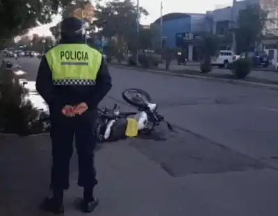 Intentó girar a la izquierda y una camioneta lo impactó: el desenlace fue fatal